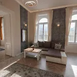 Luxury Across Iconic Building, Central, Ac, Metro 1, Sleeps 6 Lägenhet Budapest