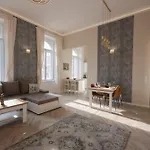 Luxury Across Iconic Building, Central, Ac, Metro 1, Sleeps 6 Budapest