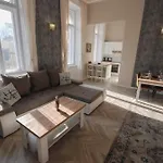 Luxury Across Iconic Building, Central, Ac, Metro 1, Sleeps 6 Lägenhet
