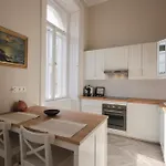 Luxury Across Iconic Building, Central, Ac, Metro 1, Sleeps 6