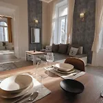 Luxury Across Iconic Building, Central, Ac, Metro 1, Sleeps 6 Budapest