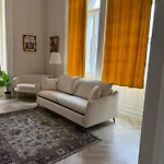 Luxury Across Iconic Building, Central, Ac, Metro 1, Sleeps 6 * Budapest
