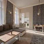 Luxury Across Iconic Building, Central, Ac, Metro 1, Sleeps 6 * Budapest