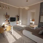 Luxury Across Iconic Building, Central, Ac, Metro 1, Sleeps 6 Lägenhet *