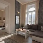 Lägenhet Luxury Across Iconic Building, Central, Ac, Metro 1, Sleeps 6 Budapest
