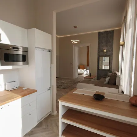 Apartment Luxury Opposite Opera, Central, Ac, Metro 1, Sleeps 6