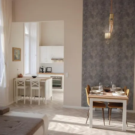 Apartment Luxury Opposite Opera, Central, Ac, Metro 1, Sleeps 6