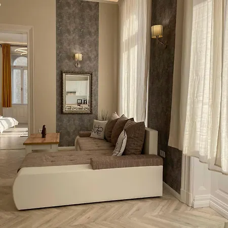 Apartment Luxury Opposite Opera, Central, Ac, Metro 1, Sleeps 6 *