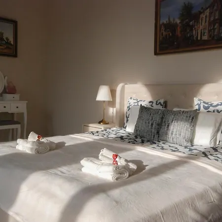 Luxury Across Iconic Building, Central, Ac, Metro 1, Sleeps 6 *