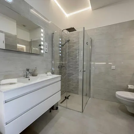 Apartment Luxury Opposite Opera, Central, Ac, Metro 1, Sleeps 6