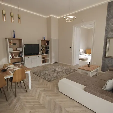 Apartment Luxury Opposite Opera, Central, Ac, Metro 1, Sleeps 6 *