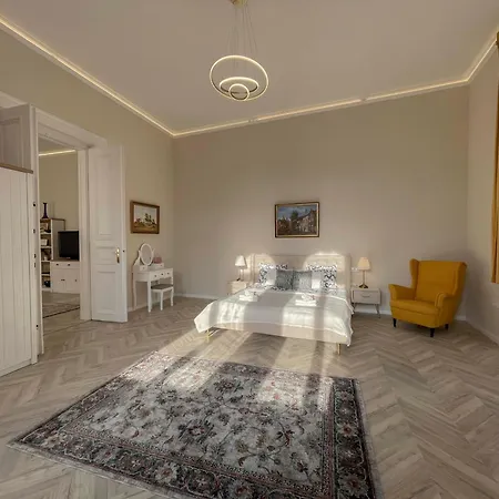 Apartment Luxury Opposite Opera, Central, Ac, Metro 1, Sleeps 6 *