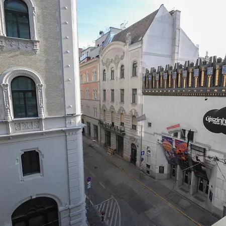 Luxury Across Iconic Building, Central, Ac, Metro 1, Sleeps 6 Budapest