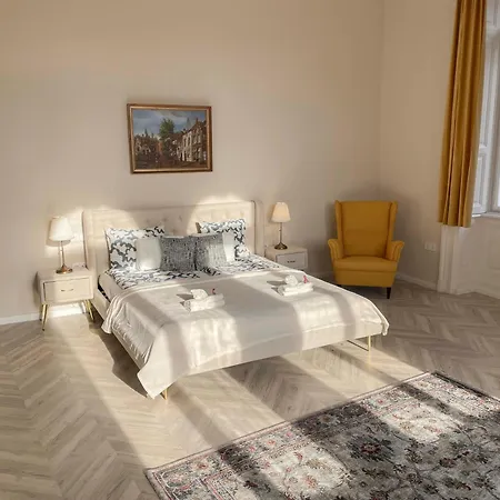 Apartment Luxury Opposite Opera, Central, Ac, Metro 1, Sleeps 6 *