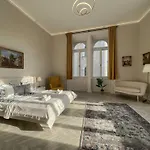 Luxury Across Iconic Building, Central, Ac, Metro 1, Sleeps 6 Budapest
