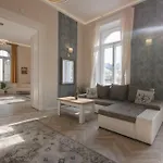 Luxury Across Iconic Building, Central, Ac, Metro 1, Sleeps 6 Budapest