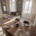 Luxury Across Iconic Building, Central, Ac, Metro 1, Sleeps 6 * Budapest
