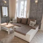 Luxury Across Iconic Building, Central, Ac, Metro 1, Sleeps 6 *