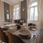Luxury Across Iconic Building, Central, Ac, Metro 1, Sleeps 6