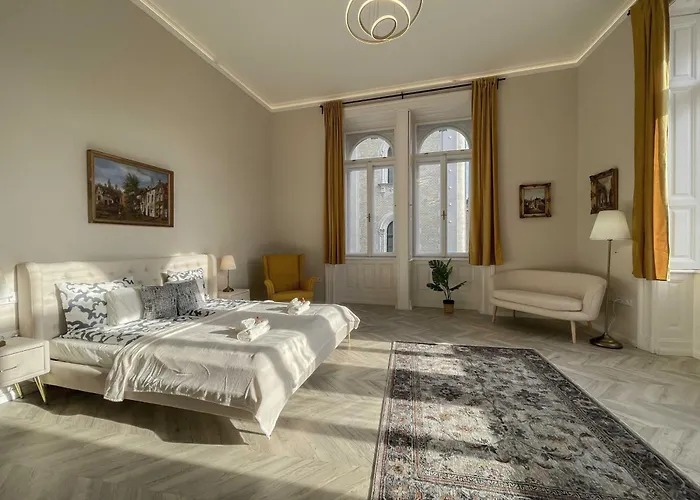 Luxury Across Iconic Building, Central, Ac, Metro 1, Sleeps 6 Budapest