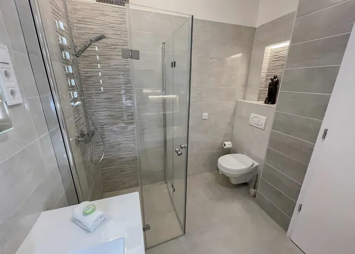Luxury Across Iconic Building, Central, Ac, Metro 1, Sleeps 6