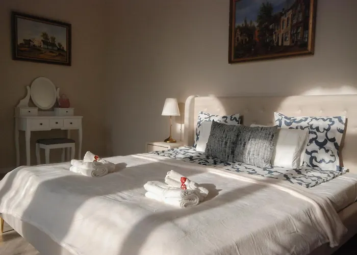 Luxury Across Iconic Building, Central, Ac, Metro 1, Sleeps 6 *