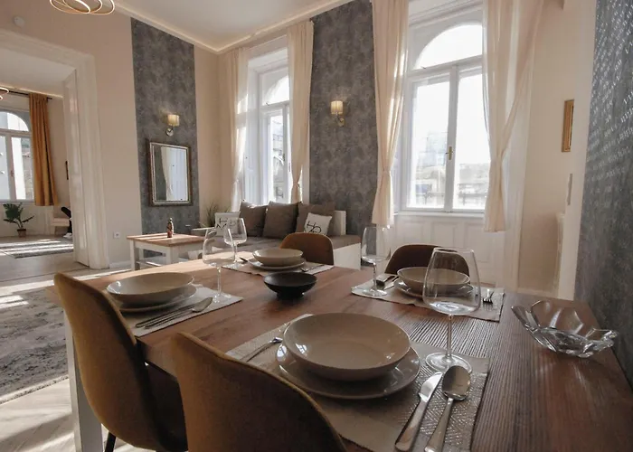 Luxury Across Iconic Building, Central, Ac, Metro 1, Sleeps 6