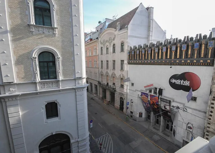 Luxury Across Iconic Building, Central, Ac, Metro 1, Sleeps 6 Budapest