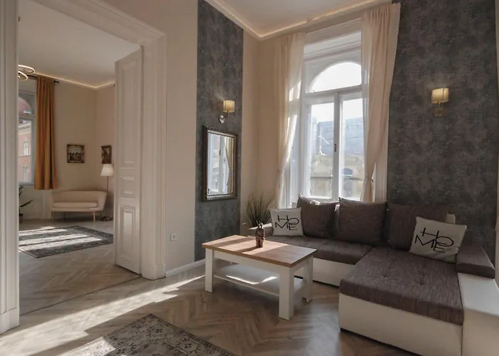 Appartement Luxury Across Iconic Building, Central, Ac, Metro 1, Sleeps 6 Budapest