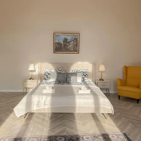 Luxury Across Iconic Building, Central, Ac, Metro 1, Sleeps 6 *