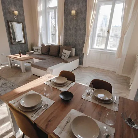 Luxury Across Iconic Building, Central, Ac, Metro 1, Sleeps 6 * Будапешт