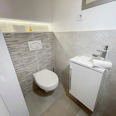 Luxury Across Iconic Building, Central, Ac, Metro 1, Sleeps 6