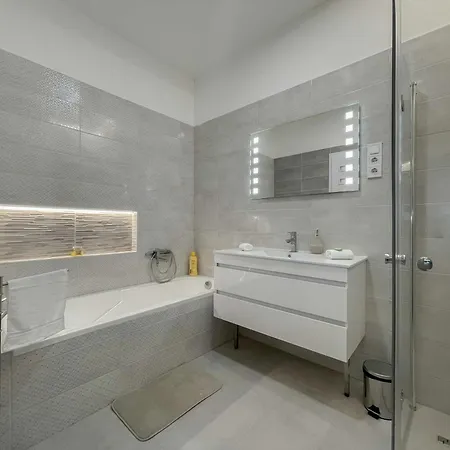 Luxury Across Iconic Building, Central, Ac, Metro 1, Sleeps 6 Апартаменты