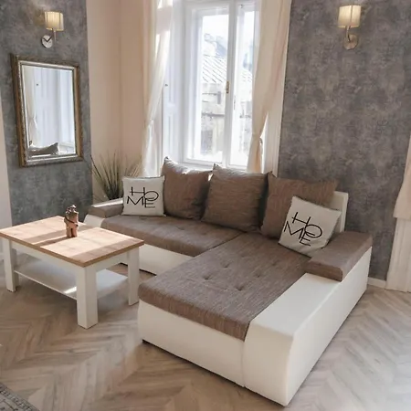 Luxury Across Iconic Building, Central, Ac, Metro 1, Sleeps 6 *