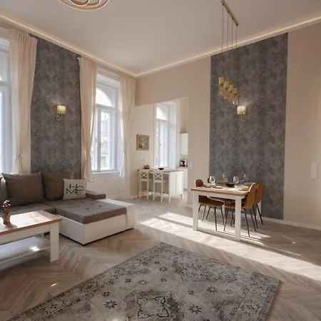 Luxury Across Iconic Building, Central, Ac, Metro 1, Sleeps 6 Будапешт