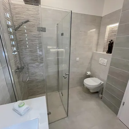 Luxury Across Iconic Building, Central, Ac, Metro 1, Sleeps 6