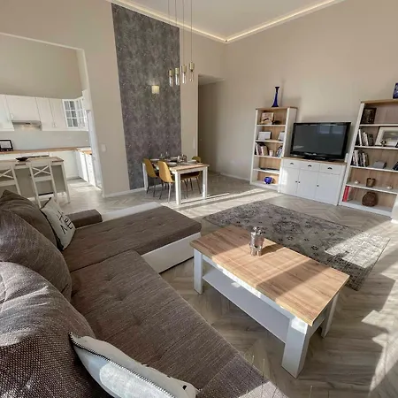 Διαμέρισμα Luxury Across Iconic Building, Central, Ac, Metro 1, Sleeps 6 Βουδαπέστη