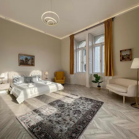 Luxury Across Iconic Building, Central, Ac, Metro 1, Sleeps 6 Будапешт