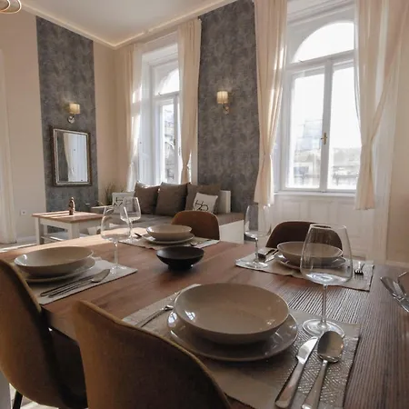 Luxury Across Iconic Building, Central, Ac, Metro 1, Sleeps 6