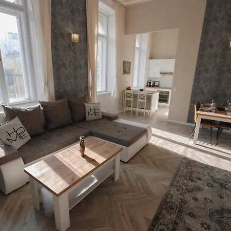 Luxury Opposite Opera, Central, Ac, Metro 1, Sleeps 6 Apartmán
