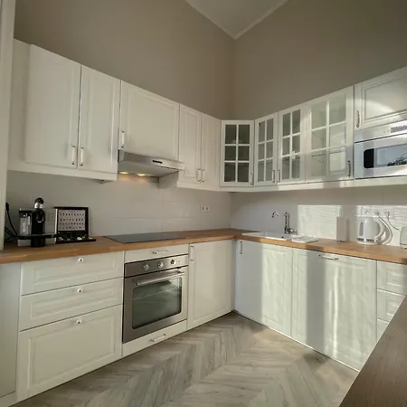 Διαμέρισμα Luxury Across Iconic Building, Central, Ac, Metro 1, Sleeps 6 Βουδαπέστη