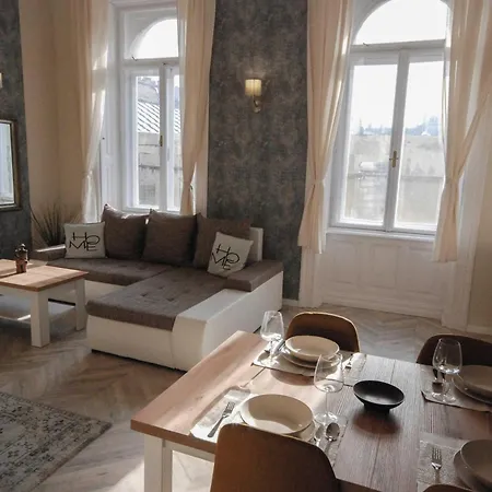 Luxury Across Iconic Building, Central, Ac, Metro 1, Sleeps 6 *