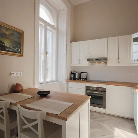 Luxury Across Iconic Building, Central, Ac, Metro 1, Sleeps 6