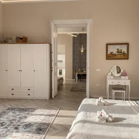 Luxury Opposite Opera, Central, Ac, Metro 1, Sleeps 6 Apartmán *