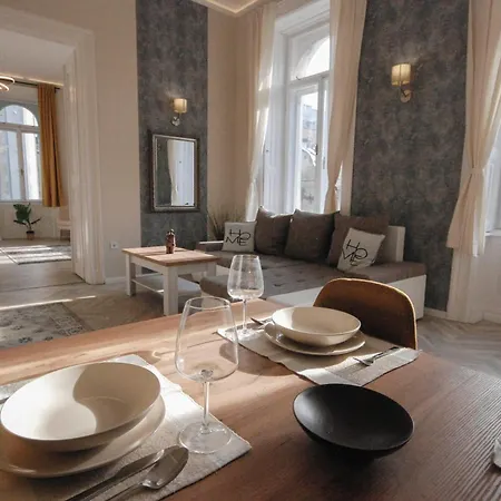 Luxury Across Iconic Building, Central, Ac, Metro 1, Sleeps 6 Будапешт