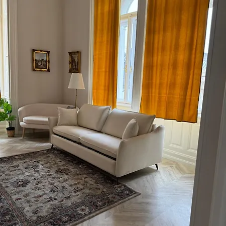 Luxury Across Iconic Building, Central, Ac, Metro 1, Sleeps 6 * Будапешт