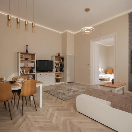 Апартаменты Luxury Across Iconic Building, Central, Ac, Metro 1, Sleeps 6 Будапешт