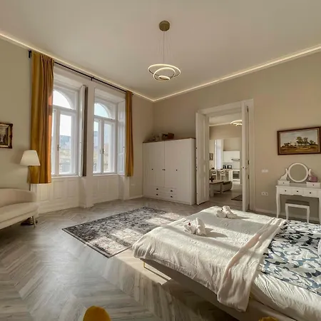 Luxury Across Iconic Building, Central, Ac, Metro 1, Sleeps 6 *