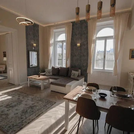 Luxury Across Iconic Building, Central, Ac, Metro 1, Sleeps 6