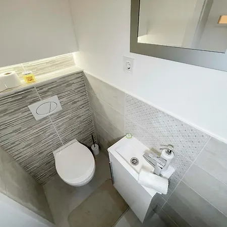 Διαμέρισμα Luxury Across Iconic Building, Central, Ac, Metro 1, Sleeps 6 Βουδαπέστη